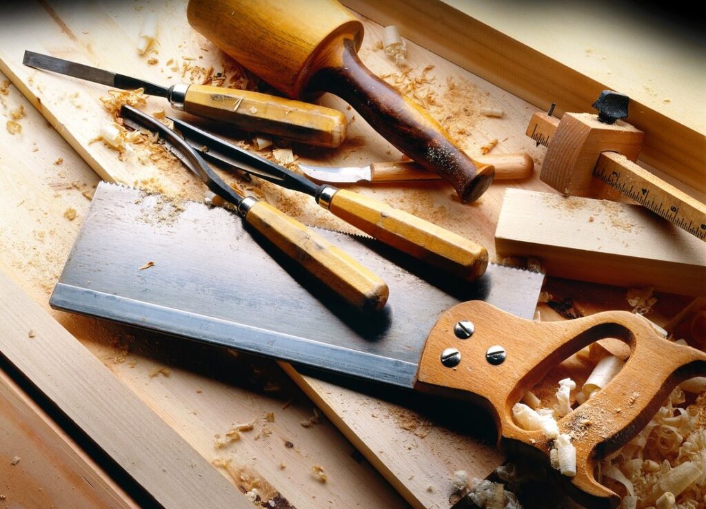 how do carpenter bees make holes in wood